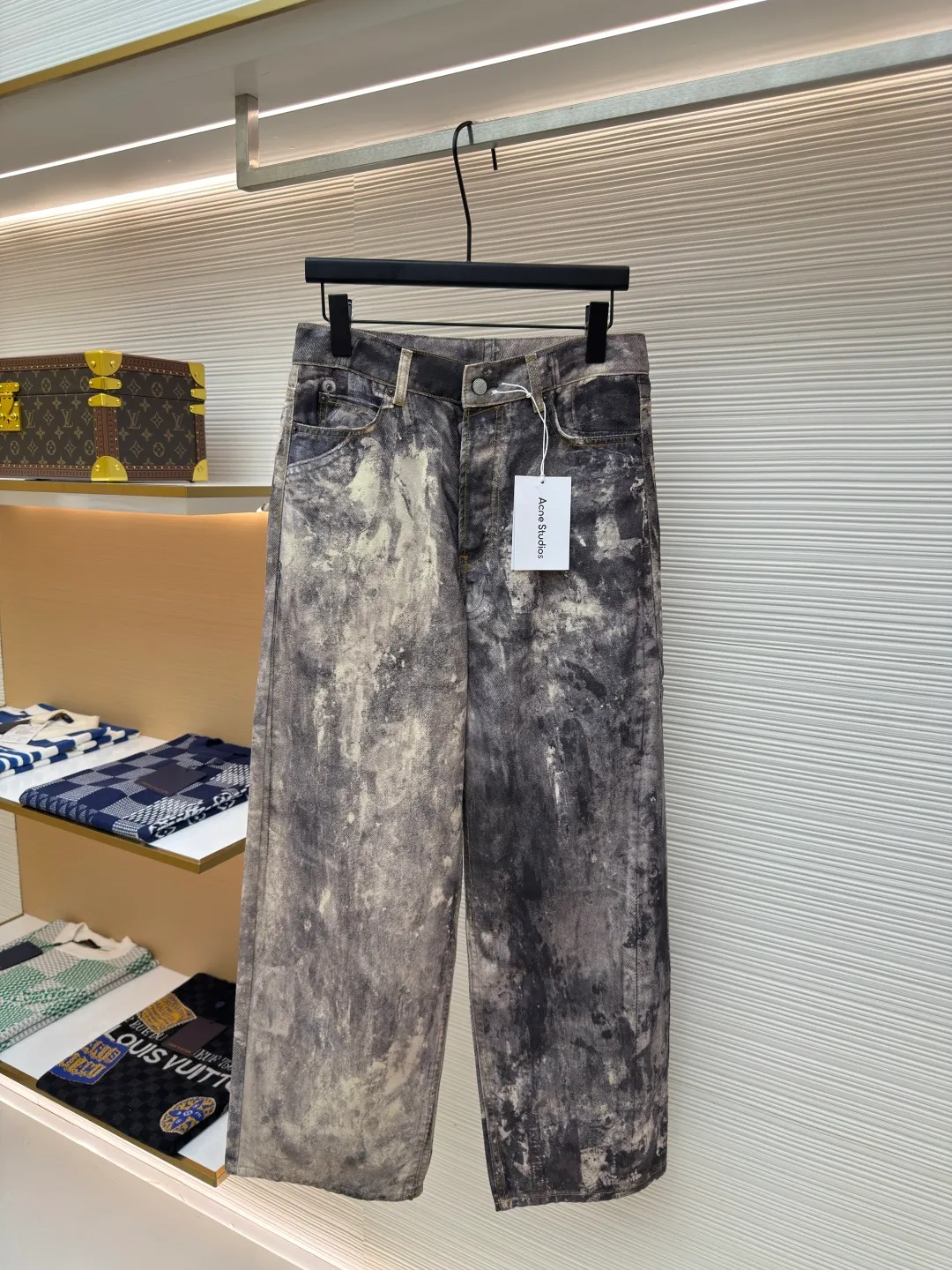 Acne Studios 3D printed jeans ●Item number: 1680127-A75 ●Fabric: brushed and non-elastic ●Technology: 3D printing ●Version: fitted fit ●Size: 44-46-48-50-52 ●Description: Brushed non-elastic fabric can produce a 3D effect. The difficulty is to correct the printing details eight times before and after, adjust the color six times, and then use laser burning to position and cut. This series is quite complicated. It can be matched with the same style to create a fashionable look and control various occasions. Customized accessories, three complete standards, the same style for men and women!